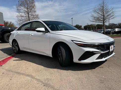 Used 2025 Hyundai Elantra Limited image 4