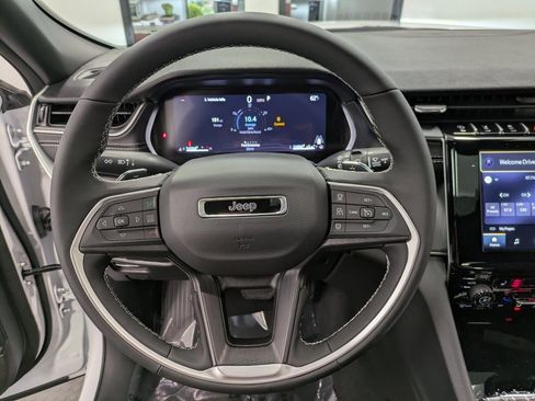 Used 2024 Jeep Grand Cherokee Limited w/ Luxury Tech Group II image 19