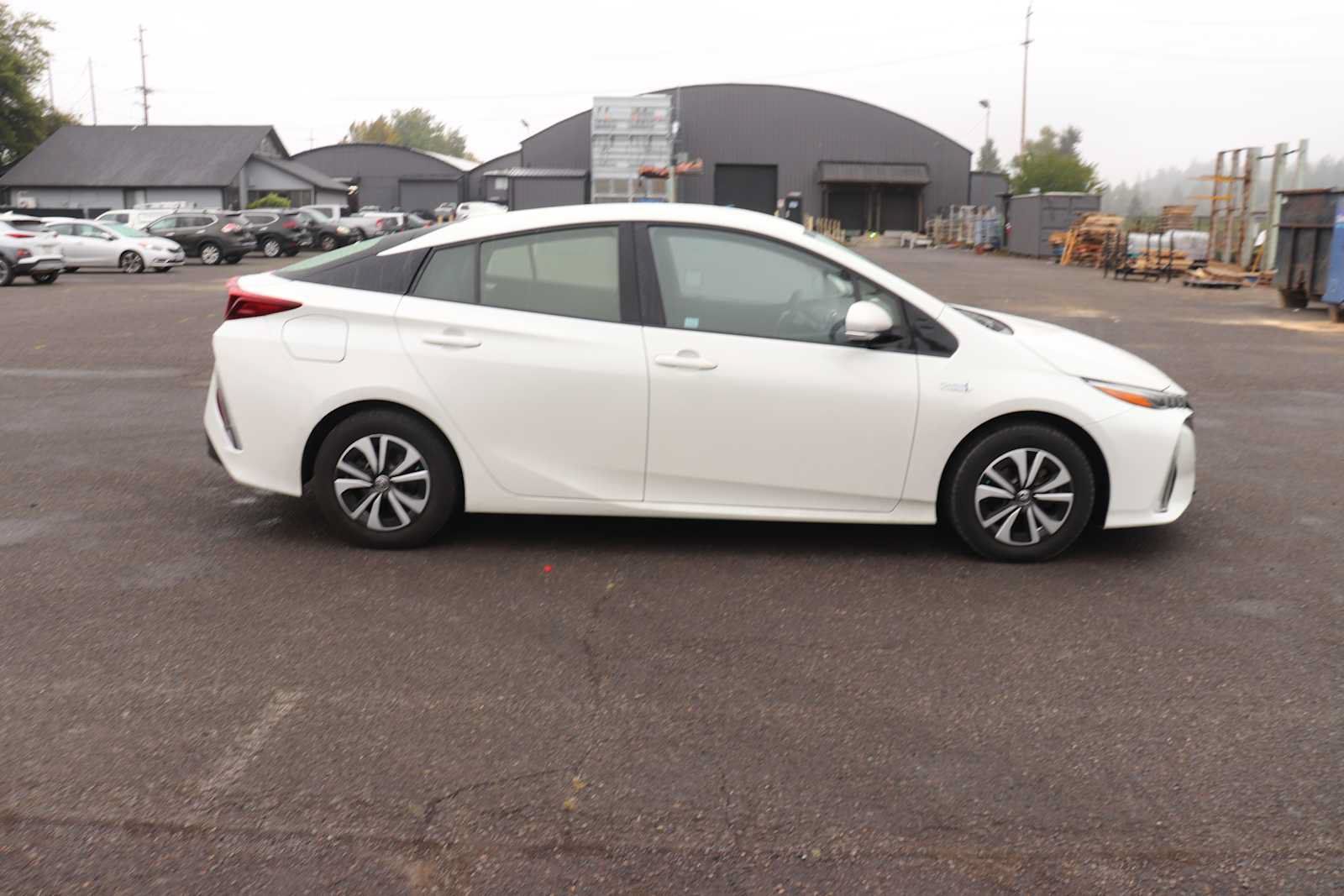 Used 2017 Toyota Prius Prime Premium FWD image 4