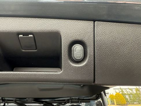 Used 2020 Cadillac Escalade Luxury image 38