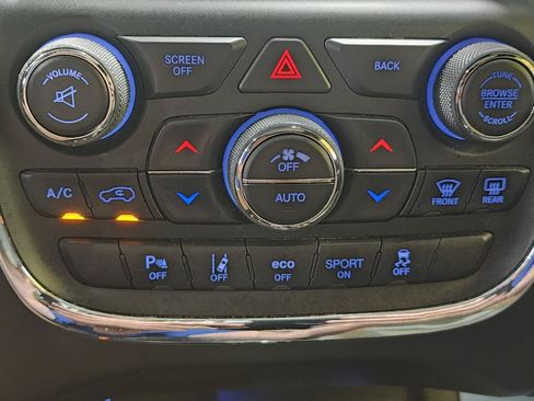 Used 2017 Dodge Durango R/T w/ Technology Group RWD image 16