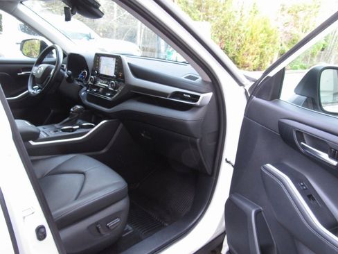 Certified 2021 Toyota Highlander XLE image 20