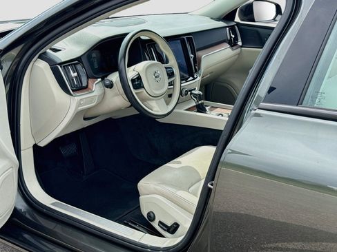 Used 2020 Volvo S60 T5 Momentum FWD image 11