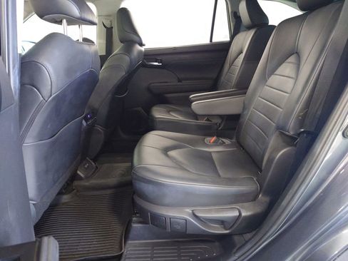 Used 2020 Toyota Highlander XLE AWD/4WD image 25