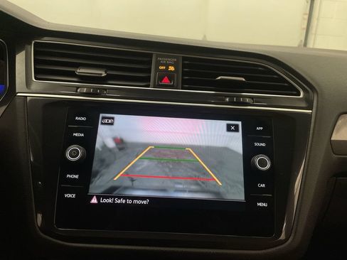 Used 2024 Volkswagen Tiguan SE AWD/4WD image 8