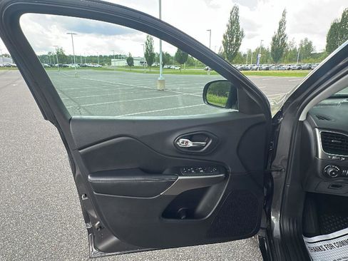 Used 2019 Jeep Cherokee Latitude Plus w/ Comfort/Convenience Group image 25