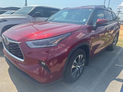 Certified 2021 Toyota Highlander XLE image 1