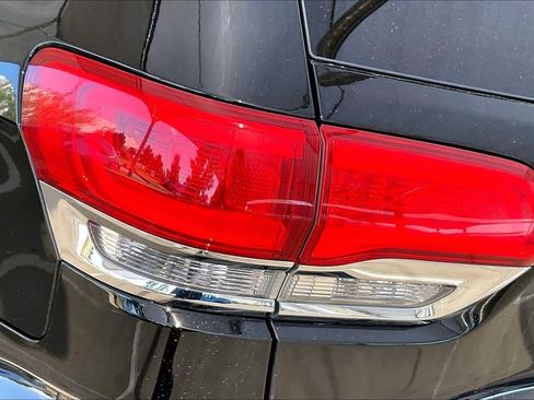 Used 2019 Jeep Grand Cherokee Laredo w/ Laredo X Package RWD image 29