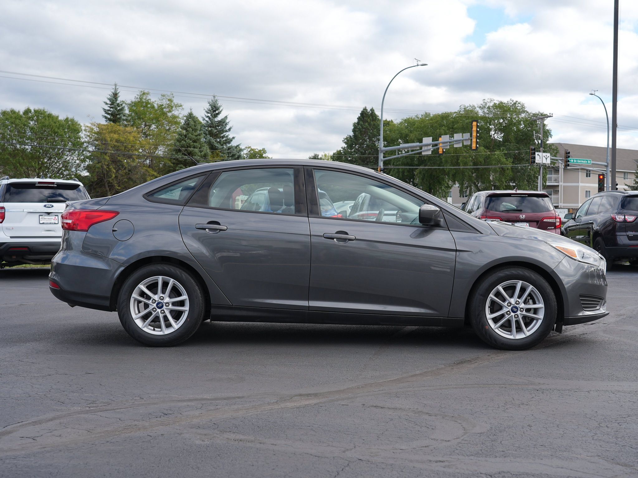 Used 2018 Ford Focus SE FWD image 2