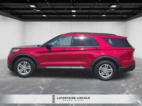 Used 2023 Ford Explorer XLT AWD/4WD image 2