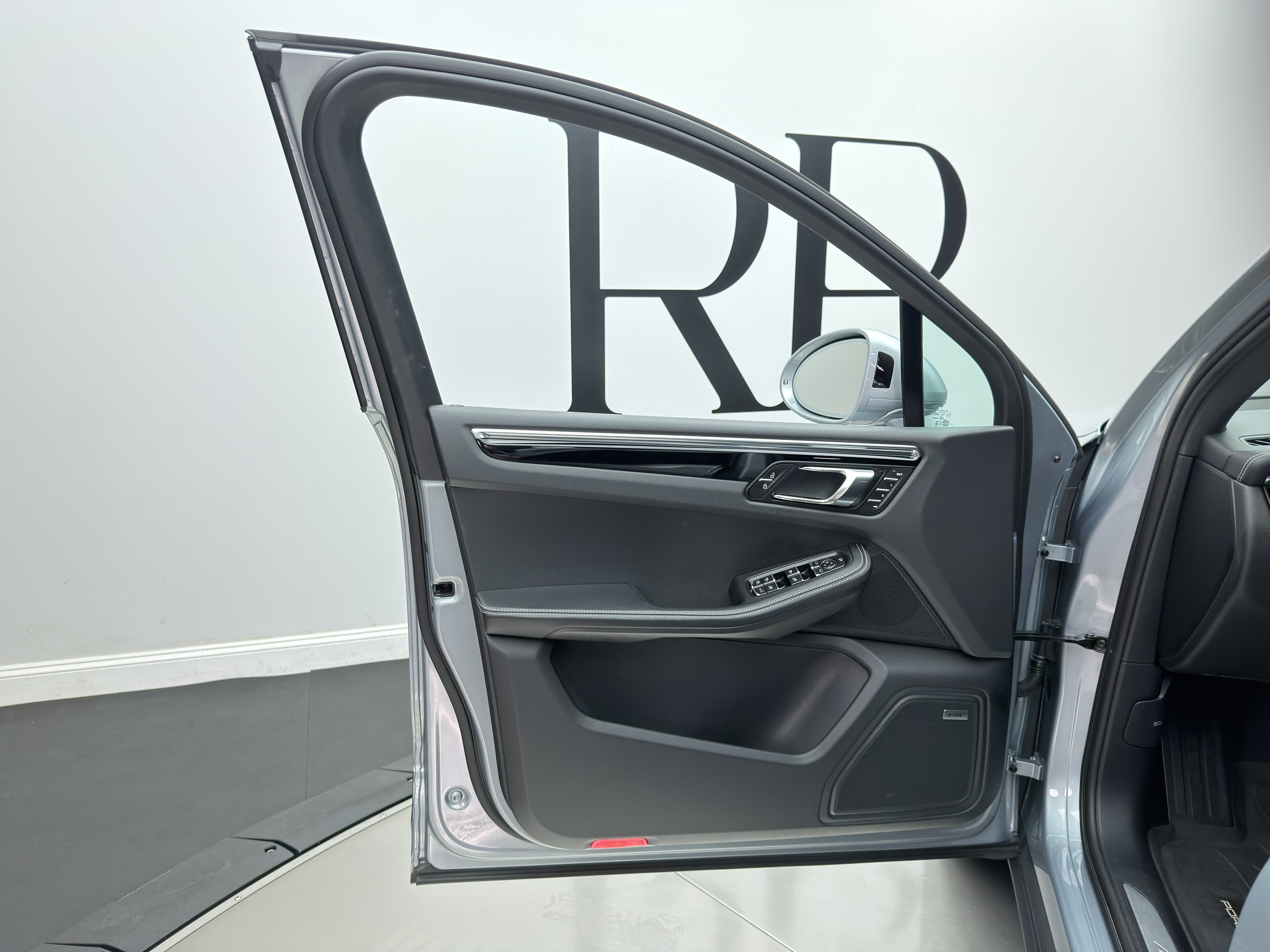 Used 2025 Porsche Macan S AWD/4WD image 14