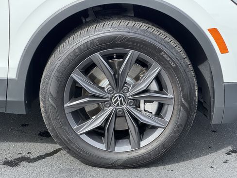Used 2024 Volkswagen Tiguan SE w/ Panoramic Sunroof Package image 12