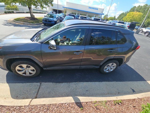 Used 2019 Toyota RAV4 LE FWD image 2