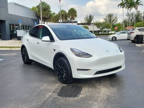 Used 2025 Tesla Model Y Long Range RWD image 3