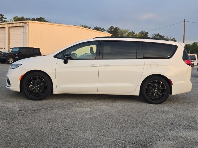 Used 2025 Chrysler Pacifica Limited FWD image 2