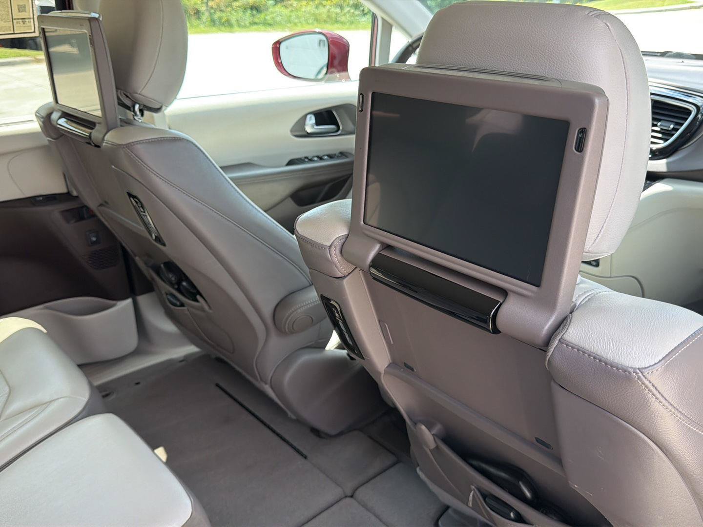 Used 2017 Chrysler Pacifica Touring-L Plus w/ Advanced Safetytec Group FWD image 31