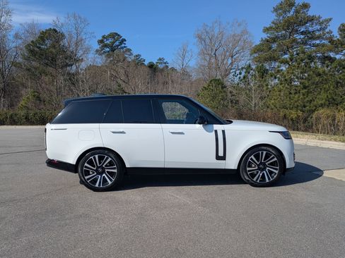 Used 2023 Land Rover Range Rover SE image 4
