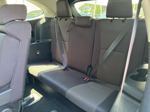 Used 2025 Toyota Highlander LE FWD image 31