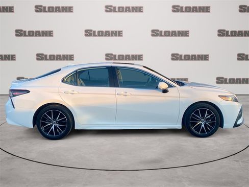 Used 2024 Toyota Camry SE w/ Convenience Package image 3