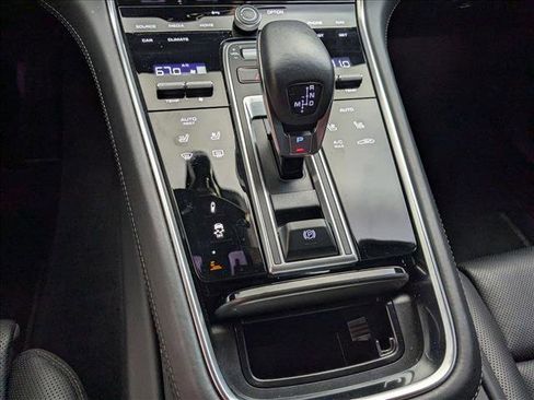 Used 2022 Porsche Panamera image 12