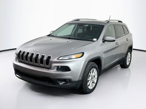 Used 2018 Jeep Cherokee Latitude Plus w/ Comfort/Convenience Group AWD/4WD image 3