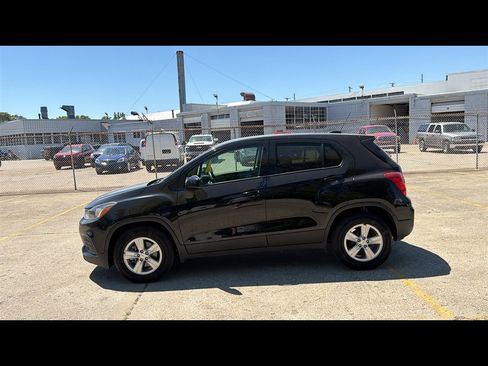 Used 2022 Chevrolet Trax LS w/ Tint and Cruise Package FWD image 3