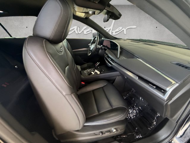 Used 2025 Cadillac XT4 Premium Luxury FWD image 24