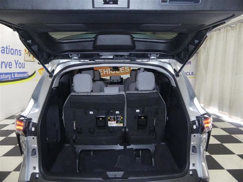 Used 2025 Toyota Sienna LE image 27