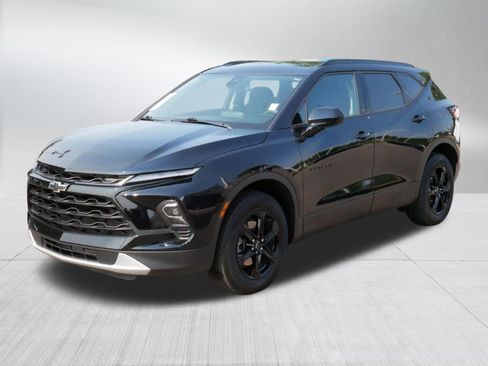 Used 2024 Chevrolet Blazer LT w/ Convenience Package FWD image 3