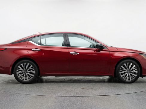 Used 2025 Nissan Altima 2.5 SV image 11