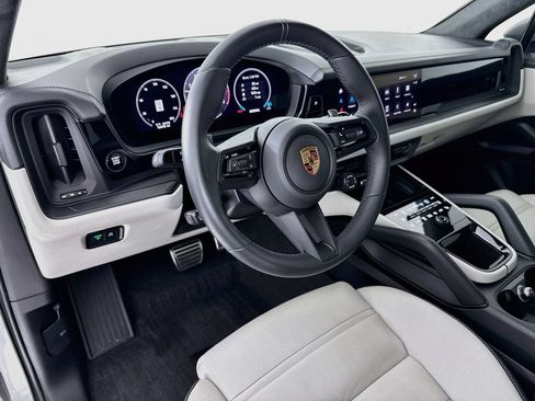Certified 2025 Porsche Cayenne GTS AWD/4WD image 4