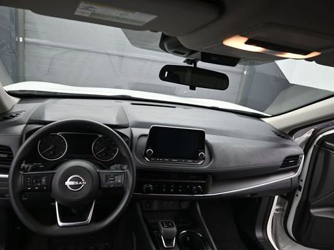 Used 2024 Nissan Rogue S image 19