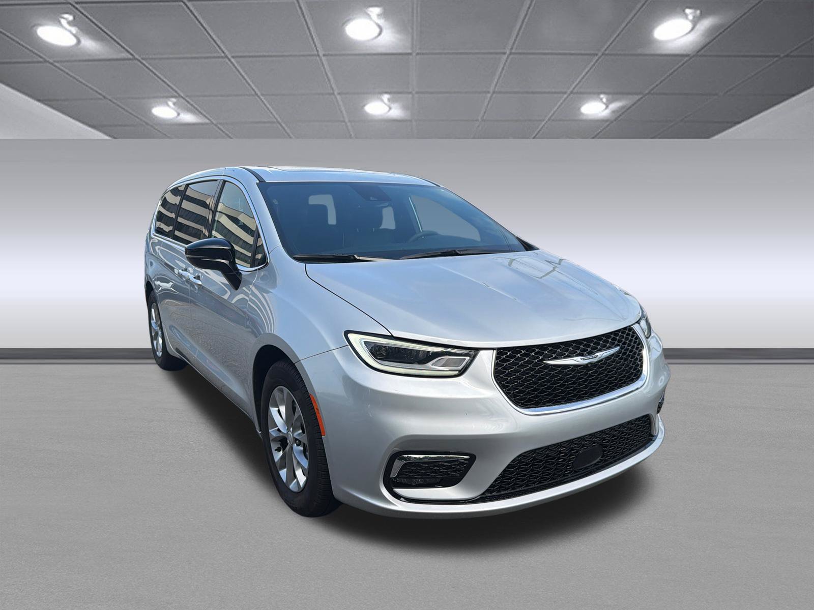 Used 2026 Chrysler Pacifica Limited FWD image 5