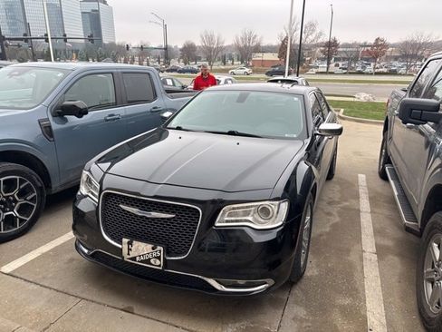 Used 2017 Chrysler 300 C image 8