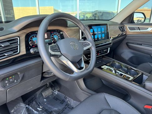 Used 2024 Volkswagen Atlas SE w/ Panoramic Sunroof Package image 33