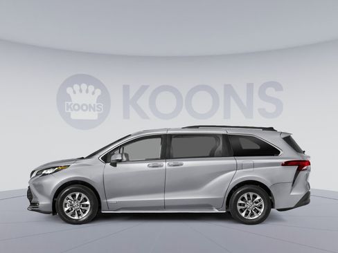 Used 2023 Toyota Sienna XLE FWD image 4