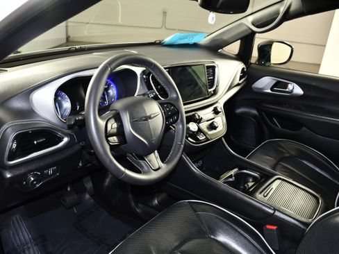 Used 2025 Chrysler Pacifica Limited FWD image 2