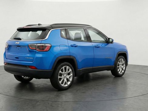 Used 2025 Jeep Compass Limited AWD/4WD image 9