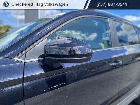Used 2025 Volkswagen Taos SE image 2