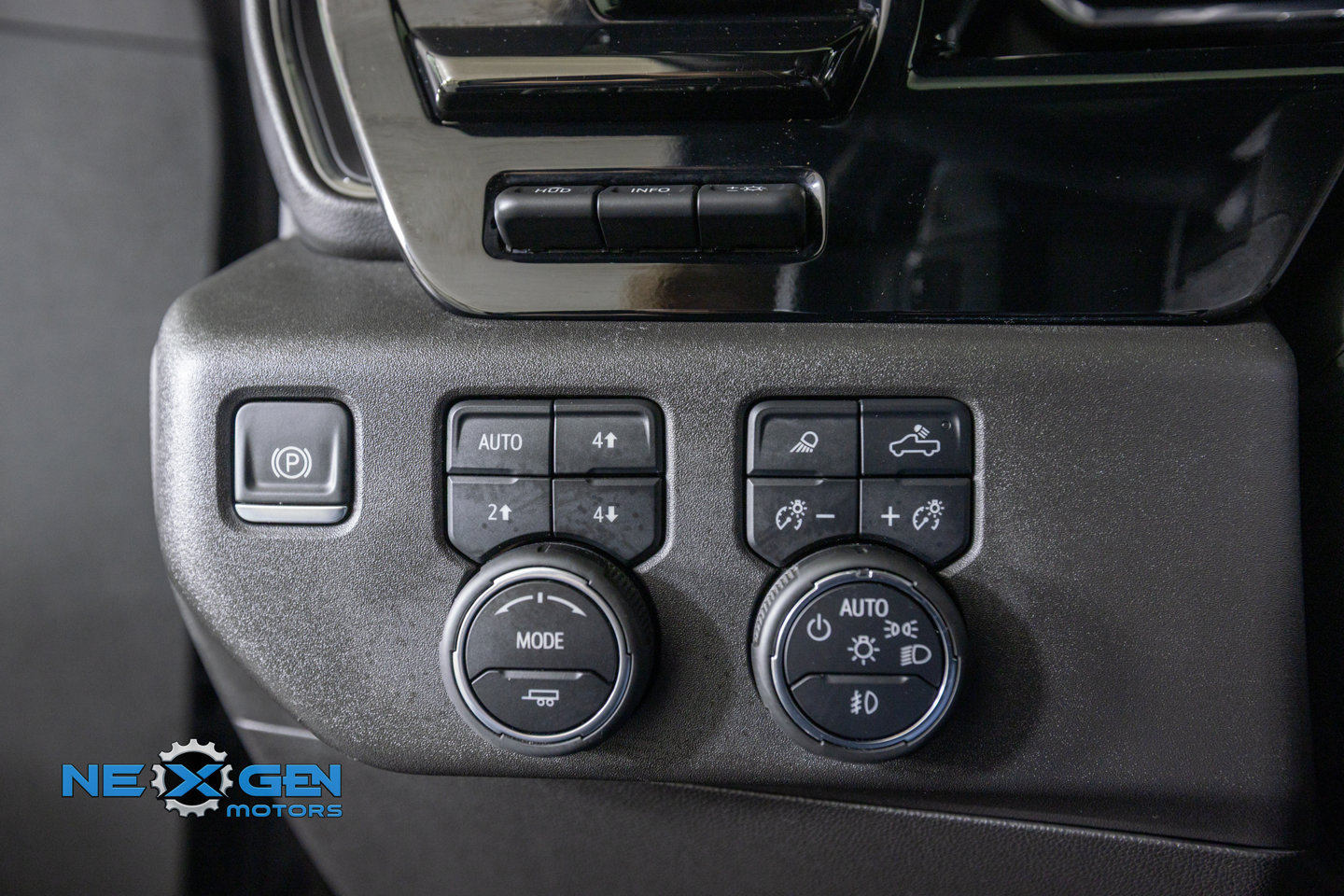 Used 2025 Chevrolet Silverado 1500 ZR2 w/ Technology Package AWD/4WD image 14
