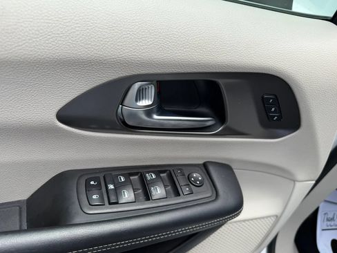 Used 2023 Chrysler Pacifica Touring-L FWD image 24