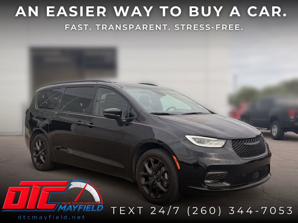 Used 2025 Chrysler Pacifica Limited AWD/4WD image 1