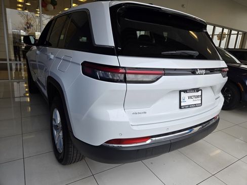 Used 2025 Jeep Grand Cherokee Laredo X image 11