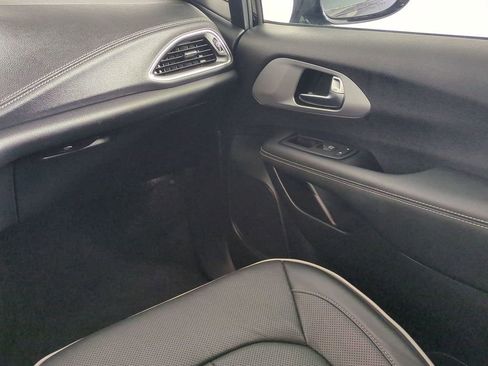 Used 2025 Chrysler Pacifica Limited image 20