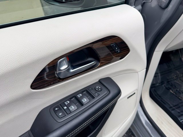Used 2022 Chrysler Pacifica Limited w/ Uconnect Theater Family Group AWD/4WD image 24