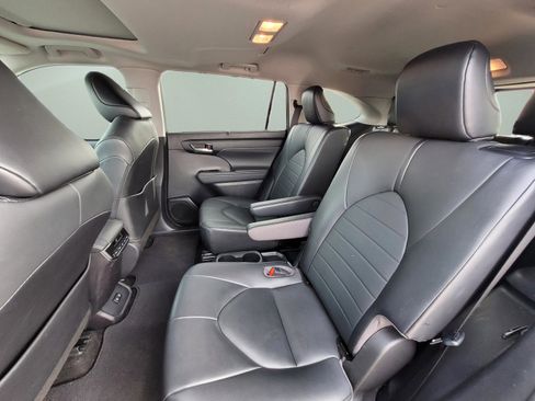 Used 2021 Toyota Highlander XLE FWD image 18