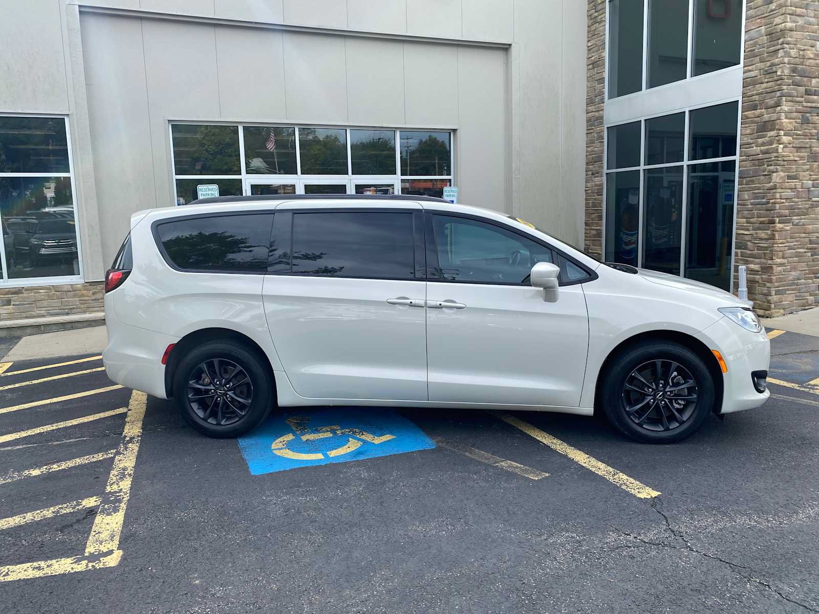 Used 2020 Chrysler Pacifica Touring-L AWD/4WD image 14