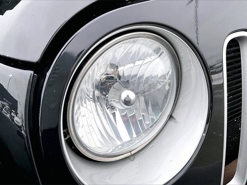 Used 2017 Jeep Wrangler Unlimited Sahara image 29