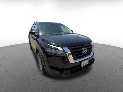 Used 2025 Nissan Pathfinder SV FWD image 3