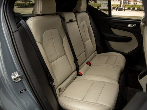 Used 2021 Volvo XC40 T5 Momentum w/ Protection Package Premier image 34